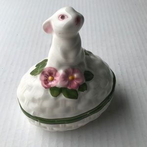 Vintage Avon “Bunny Luv “ Hand Painted Ceramic Trinket Box 4.5” Tall 1982
